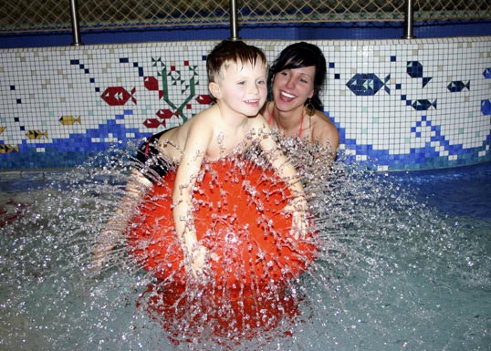 Spielende Kinder im Kinderparadies